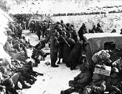 Marines in the retreat from the Changjin (Chosin) reservoir halt