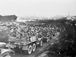 Marines move toward evacuation ships at Hungnam harbor 